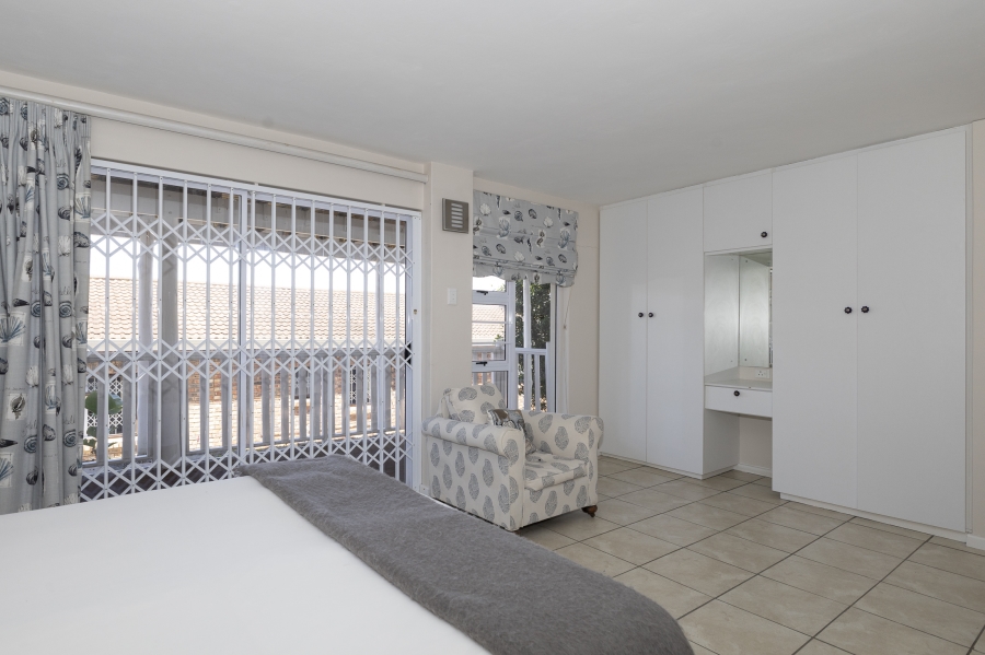 5 Bedroom Property for Sale in Kleinemonde Eastern Cape